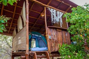 奥尔沃克斯岛Skycamp Camping Holbox的一座带篮球架和蚊帐的户外房屋