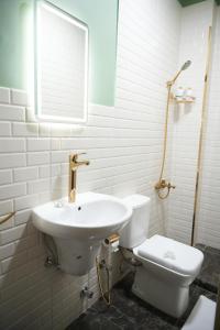 开罗Hathor House的白色的浴室设有水槽和卫生间。