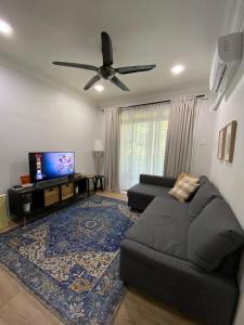 芙蓉Homestay Hana Senawang的带沙发和平面电视的客厅