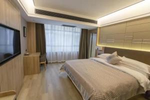 桂阳莫林精选郴州桂阳店的配有一张床和一台平面电视的酒店客房