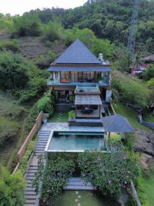 龙目岛库塔Villa Mandalika Lombok的享有带游泳池的房屋的空中景致
