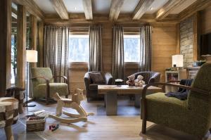 沙泰勒昂日尔小屋CGH公寓式酒店的客厅配有椅子和桌子及玩具