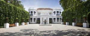 科伦坡天堂之路科伦坡廷塔杰尔酒店的中间有喷泉的大型白色房子