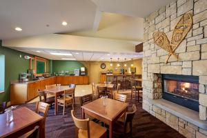 黑利Mountain Valley Lodge Hailey Sun Valley的一间带桌子和壁炉的餐厅