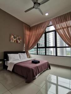 普特拉贾亚Conezion Residence Putrajaya WiFi Netflix的一间卧室设有一张床和一个大窗户