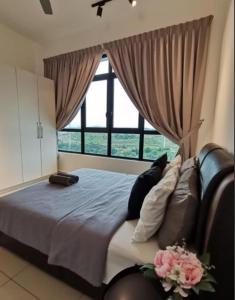普特拉贾亚Conezion Residence Putrajaya WiFi Netflix的一间卧室设有一张大床和大窗户