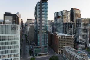 蒙特利尔HONEYROSE Hotel, Montreal, a Tribute Portfolio Hotel的城市空中景观高楼