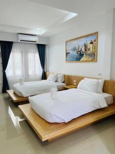Ban Noen Makokสราญรัตน์รีสอร์ท的配有两张床的酒店客房