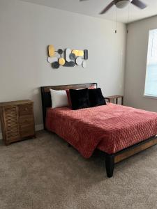 沃思堡Stunning 2 bedroom Downtown Ft Worth的一间卧室配有一张红色棉被的床
