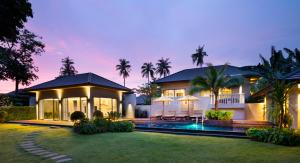 班奥南矛The ShellSea Krabi I Luxury Beach Front Resort & Pool Villa的前面有游泳池的房子