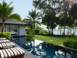 班奥南矛The ShellSea Krabi I Luxury Beach Front Resort & Pool Villa的一座带游泳池和度假村的别墅