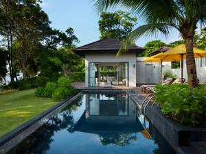 班奥南矛The ShellSea Krabi I Luxury Beach Front Resort & Pool Villa的房屋前的游泳池