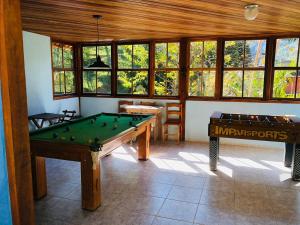 维奥康德马奥Pousada chalés Binitz的客房设有两张台球桌和窗户。