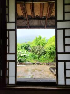 MiryangHanok Soeun House的从大楼的窗户欣赏到花园美景