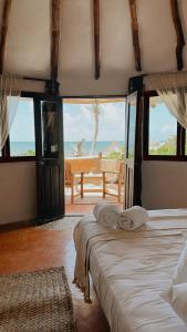 图卢姆La Conchita Tulum的一间带两张床的卧室,享有海景