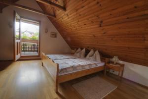 滨湖席弗灵Ferienhaus Toff的一间卧室设有一张木天花板床。