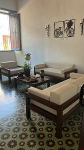 HOTEL PLAZA BOLIVAR MOMPOX ubicado en el centro histórico con parqueadero interno的休息区