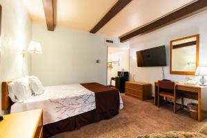 大瀑布城Aisling Suites - The Midtown的配有一张床和一张书桌的酒店客房