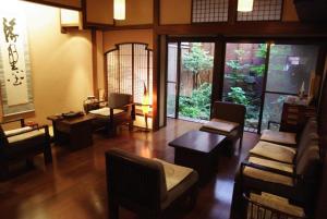 高山田边旅馆的一间客厅,客厅内配有桌椅