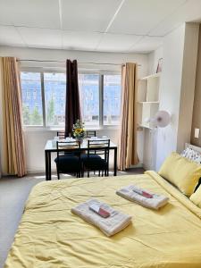 卡加盐德奥罗Smart Condominium in Cagayan de Oro City的一间卧室配有一张床,上面有两条毛巾