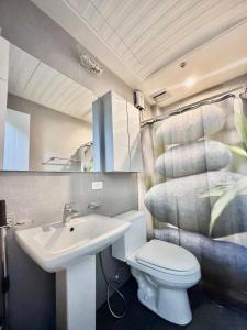 卡加盐德奥罗Smart Condominium in Cagayan de Oro City的浴室配有白色卫生间和盥洗盆。