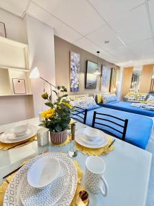 卡加盐德奥罗Smart Condominium in Cagayan de Oro City的一间设有两张床和一张带盘子的桌子的房间