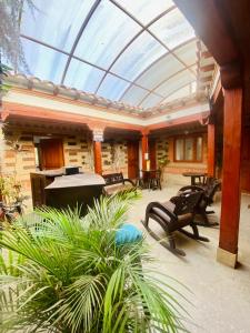 莱瓦镇Hotel Oasis de la villa的一个带玻璃屋顶的温室,俯瞰着庭院
