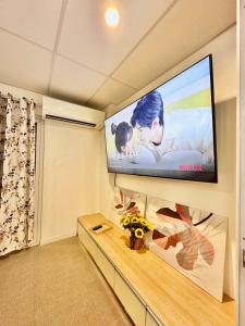 卡加盐德奥罗3 Smart Condominium in Cagayan de Oro City的客厅设有壁挂式平面电视。
