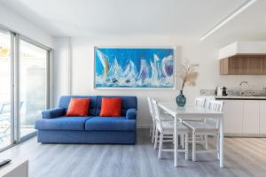 胡安莱潘Appartement 6 couchages dans résidence avec piscine的客厅配有蓝色的沙发和桌子