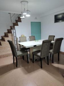 亚依淡AAA Homestay Georgetown Penang的一间带桌椅和楼梯的用餐室