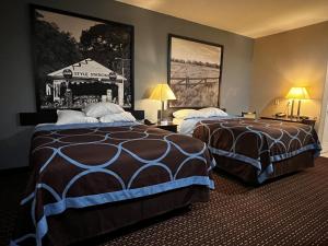 Center中心速8汽车旅馆的酒店客房设有两张床和两盏灯。