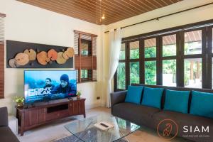 苏梅岛Villa BangKao 3Br Pool & Walk to Beach的带沙发和平面电视的客厅
