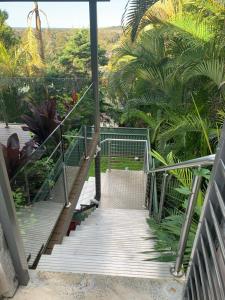 科夫斯港Central Oasis的通往棕榈树度假村的楼梯