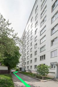 DobeleDOBELE apartment的白色建筑前的一条空的街道