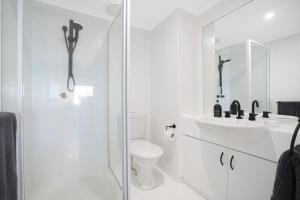 达尔文Welcome Homestay Gurambai的白色的浴室设有卫生间和水槽。