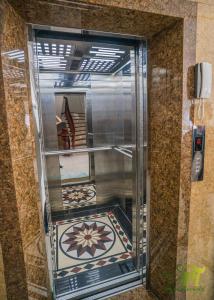 芹苴Phuong Thuy Hotel的大楼内的电梯,铺有瓷砖地板