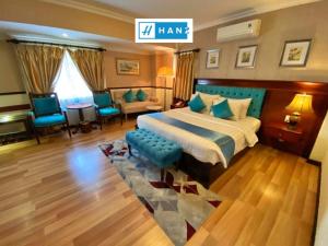 胡志明市HANZ Vuon Saigon Hotel & Spa的酒店客房设有床和客厅。