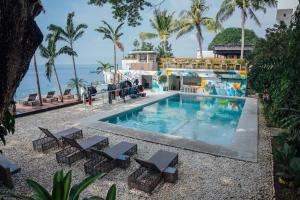 马比尼Solitude Acacia Resort的棕榈树和海洋度假村的游泳池