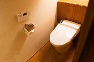 Giommachi京都　水凪庵　Kyoto Mizunagian的浴室内的卫生间和卫生纸饮水机