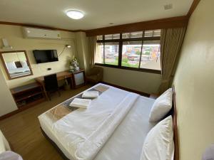 Ban Phang Khwang TaiPhuphanplace Hotel的卧室配有一张大白色床和窗户