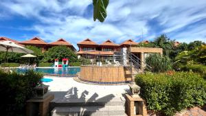 曾蒙海滩PS Thana Resort的一个带游泳池的度假村和一个度假村