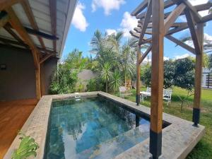格兰贝伊Tropical 3-bedrooms Coastal Residence Creolia的一座房子后院的游泳池