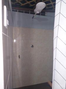 危地马拉Nirvana 2, Habitación doble con todos sus servicios的带淋浴的浴室(带瓷砖墙)