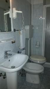 米兰肖邦酒店的白色的浴室设有卫生间和水槽。
