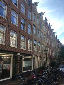 阿姆斯特丹Ground Floor Apartment Westerpark的停在大楼前的一群自行车