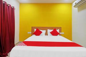 Haidar SāhibgūdaLangar Houz Near Golconda Fort的一间卧室配有一张带红色枕头的大床