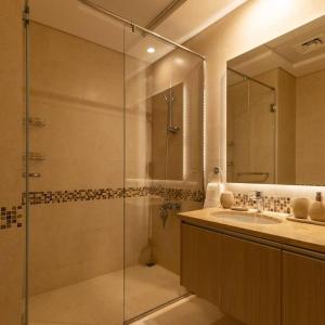 阿布扎比Casa Noera, Yas Island 324的一间带玻璃淋浴和水槽的浴室