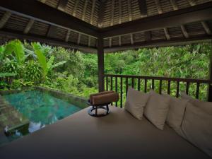 帕洋安巴厘岛空中花园别墅的带床的房间和游泳池