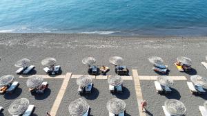 佩里沃罗Cyclops Beach Apartments的海滩上方的椅子和遮阳伞