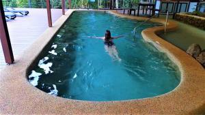 Lake Eacham钱伯斯野生动物雨林旅舍的女人在游泳池里